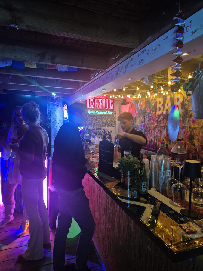 Cocktailbar tijdens buitenfeest in tuin