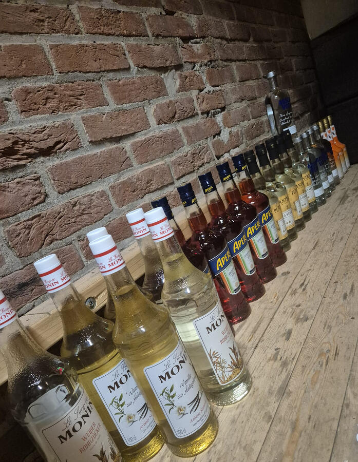 Drankflessen setup van professionele cocktailbar