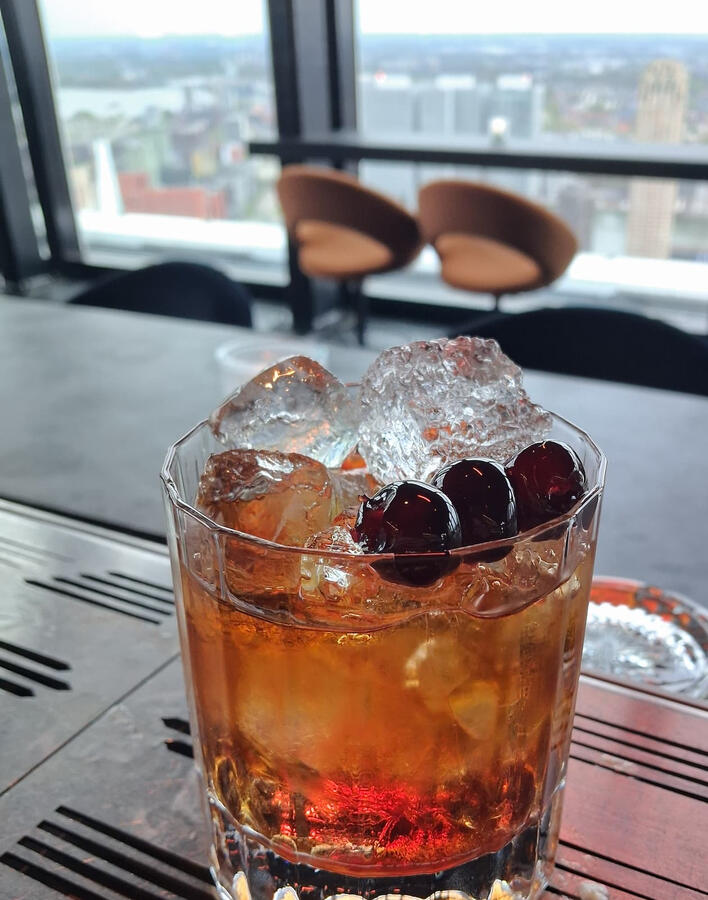 Cherry cocktail geserveerd door mobiele cocktailbar