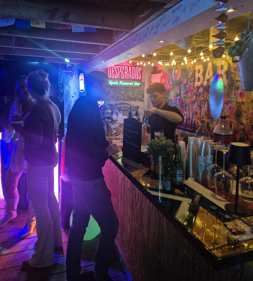 Cocktailbar tijdens buitenfeest in tuin