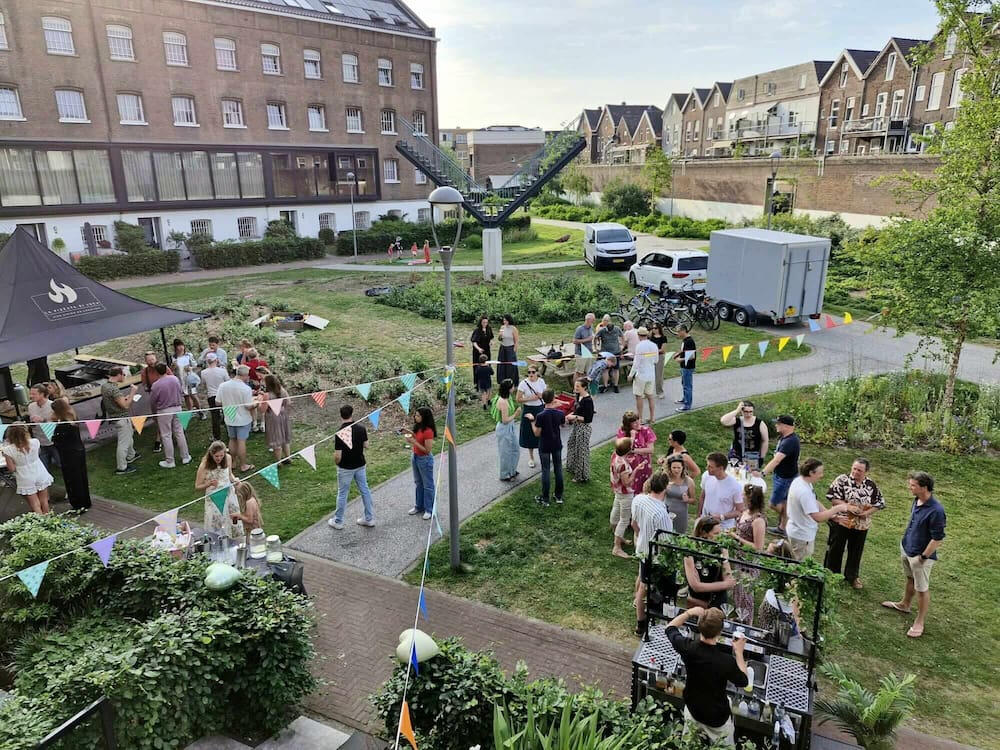 Cocktailbar huren voor tuinfeest Rotterdam | De Cocktail Shaker Mobiele cocktailbar van De Cocktail Shaker tijdens tuinfeest in Rotterdam