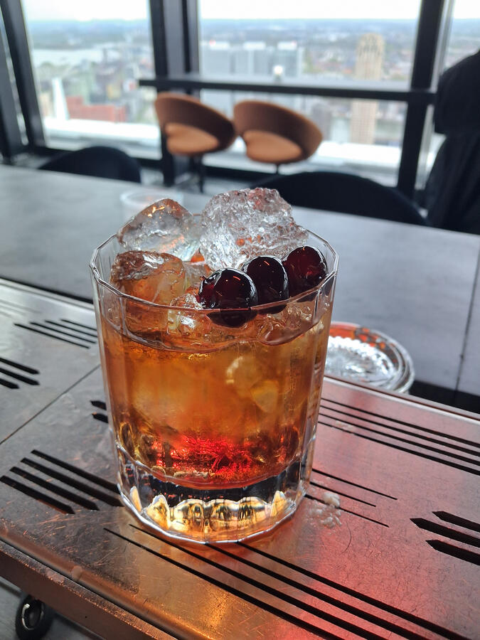 Cherry cocktail geserveerd door mobiele cocktailbar