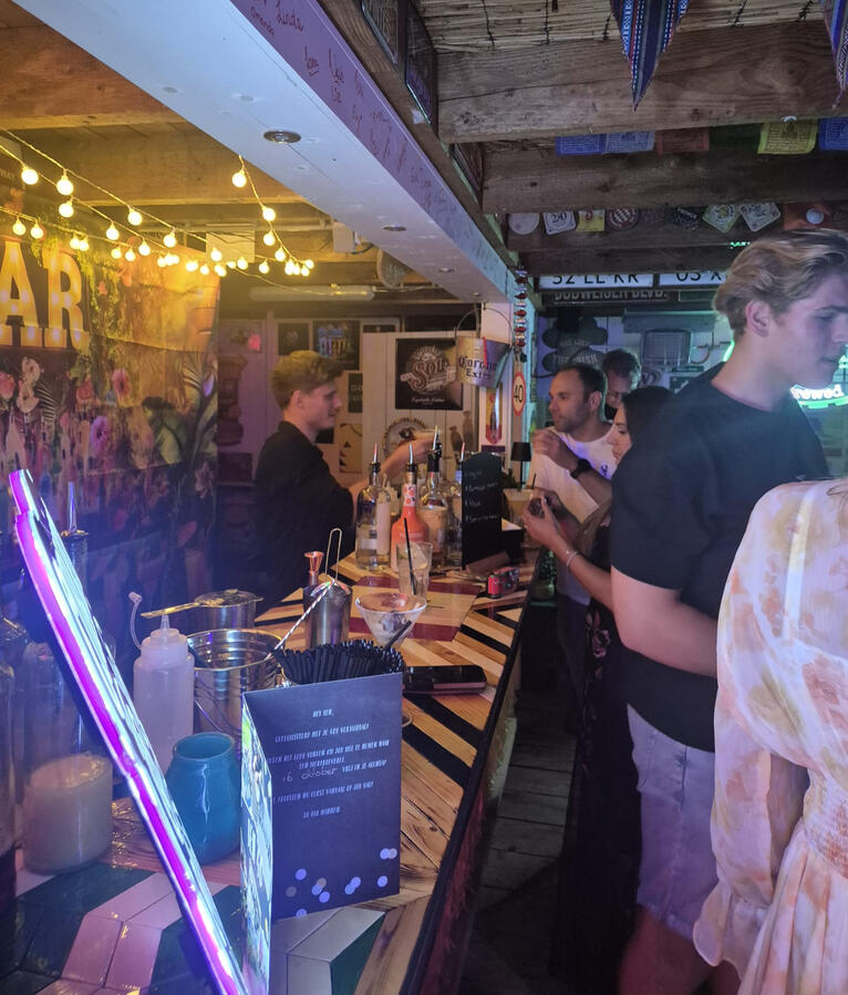 Mobiele cocktailbar op tuinfeest evenement