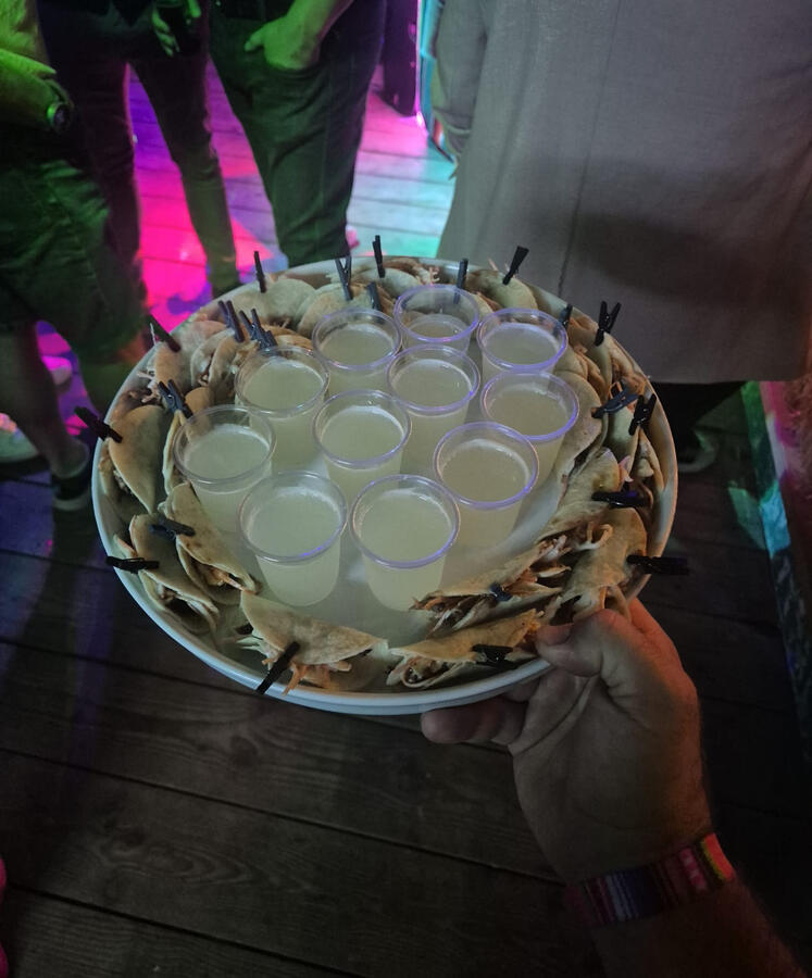 Vers geshakte shotjes geserveerd op dienblad