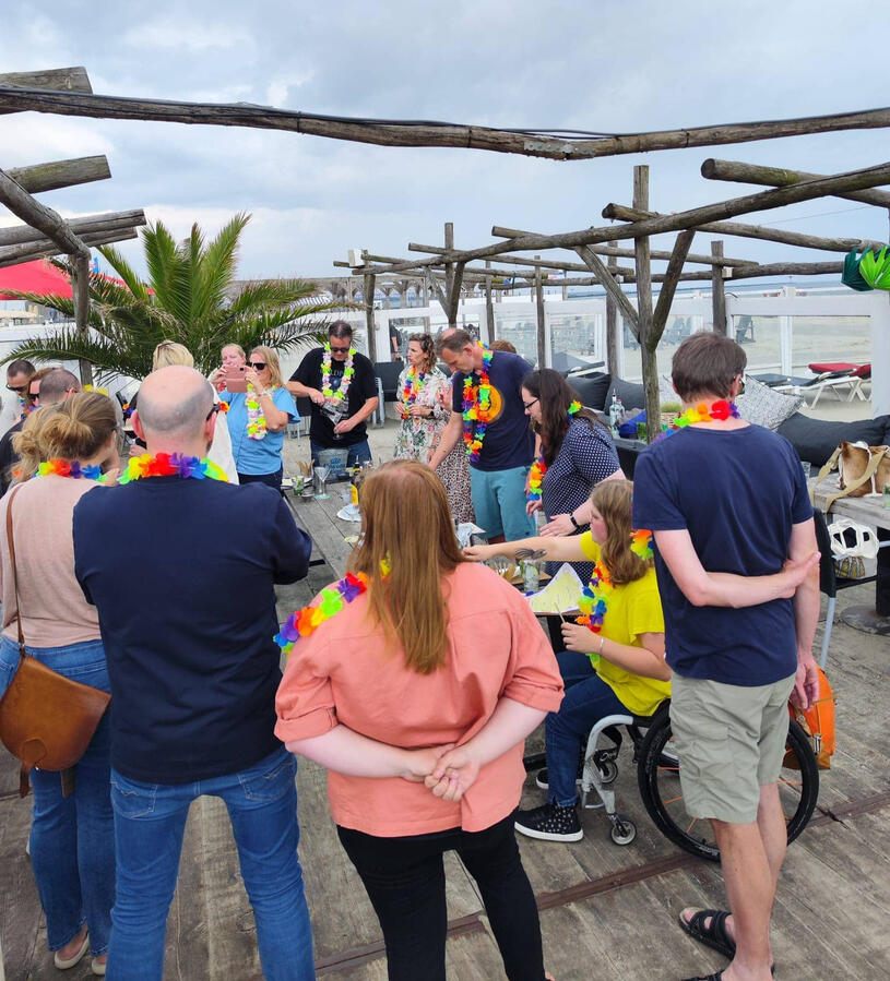 Groep cocktails maken tijdens workshop Zuid-Holland