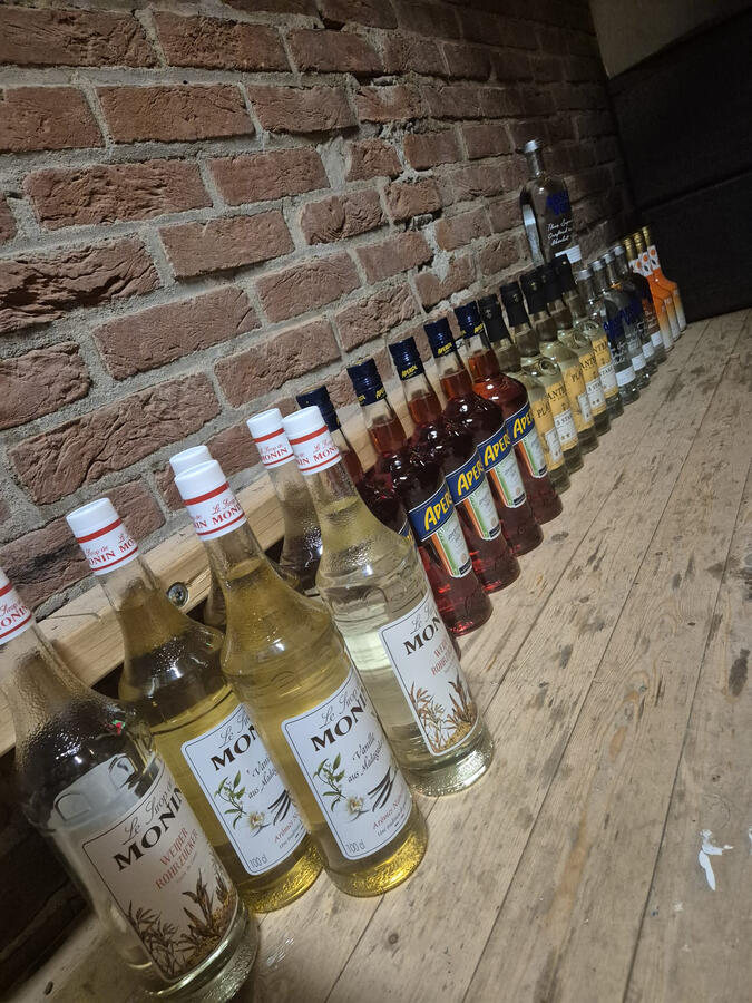 Drankflessen setup van professionele cocktailbar