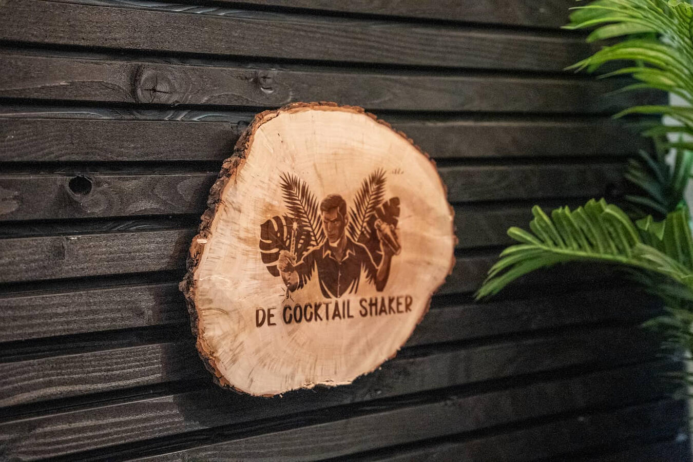 Professionele mobiele cocktailbar met eigen logo opgesteld voor een evenement in Rotterdam. Klaar voor het schudden van cocktails op locatie in Zuid-Holland.