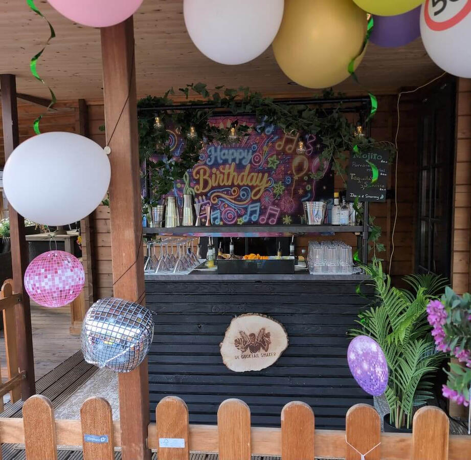 Jouw bar, waar je ook bent: Perfect voor tuinfeesten Professionele mobiele cocktailbar opgesteld op een gezellig tuinfeest in Rotterdam. De ideale oplossing voor buitenfeesten en evenementen in de tuin in Zuid-Holland.