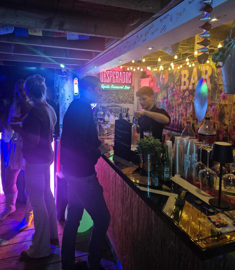 Cocktailbar tijdens buitenfeest in tuin