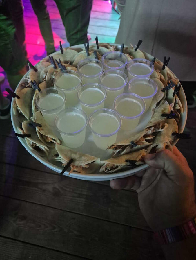 Vers geshakte shotjes geserveerd op dienblad Vers geshakte shotjes geserveerd op dienblad