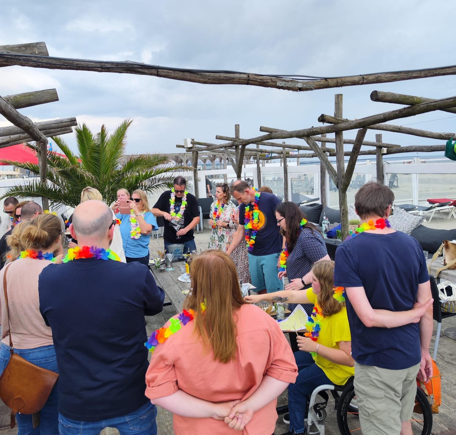 Gezellige groep collega's aan de slag met shakers en verse ingrediënten tijdens een workshop in Hoek van Holland.