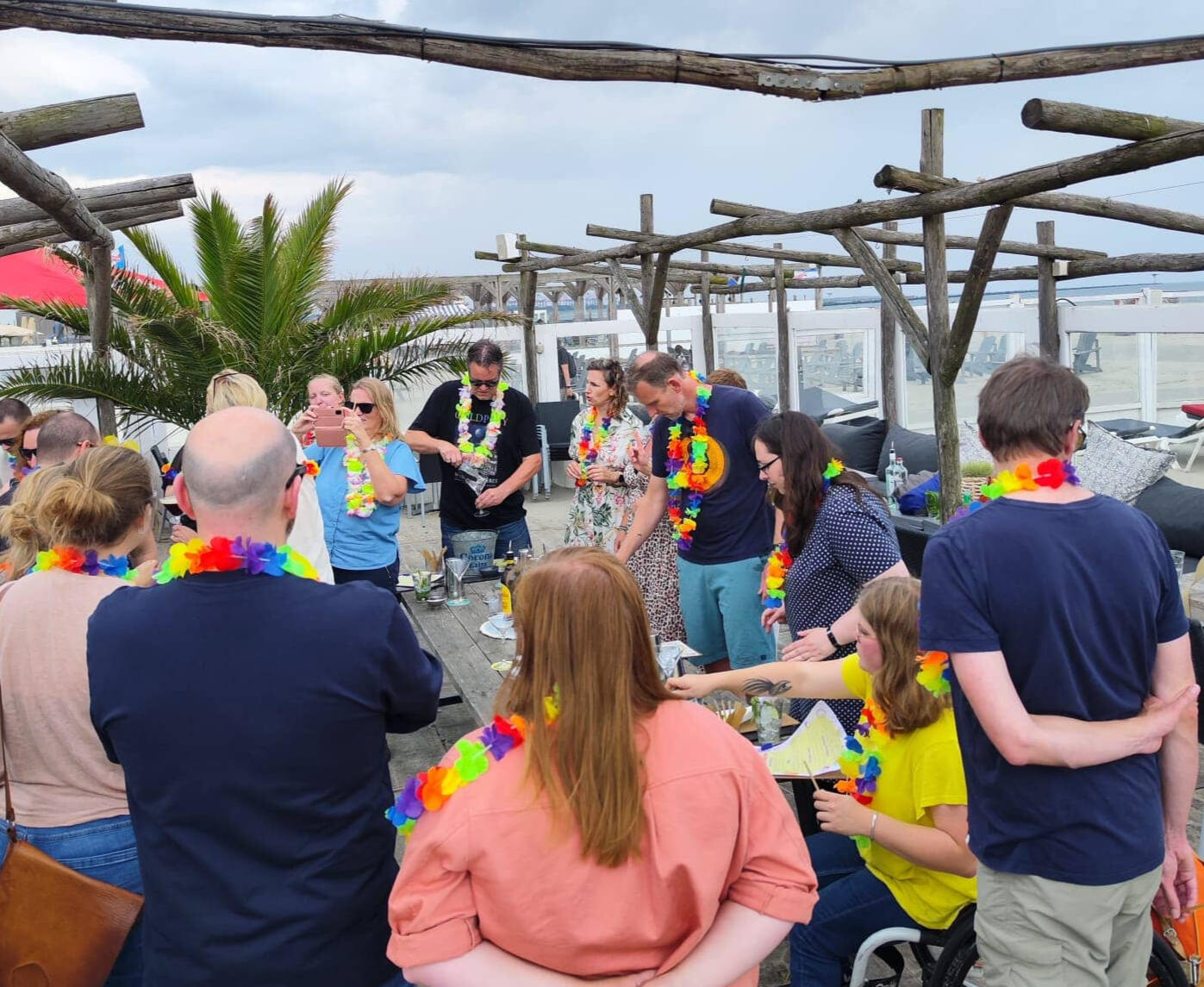 Zelf cocktails mixen en proeven Gezellige groep collega's aan de slag met shakers en verse ingrediënten tijdens een workshop in Hoek van Holland.