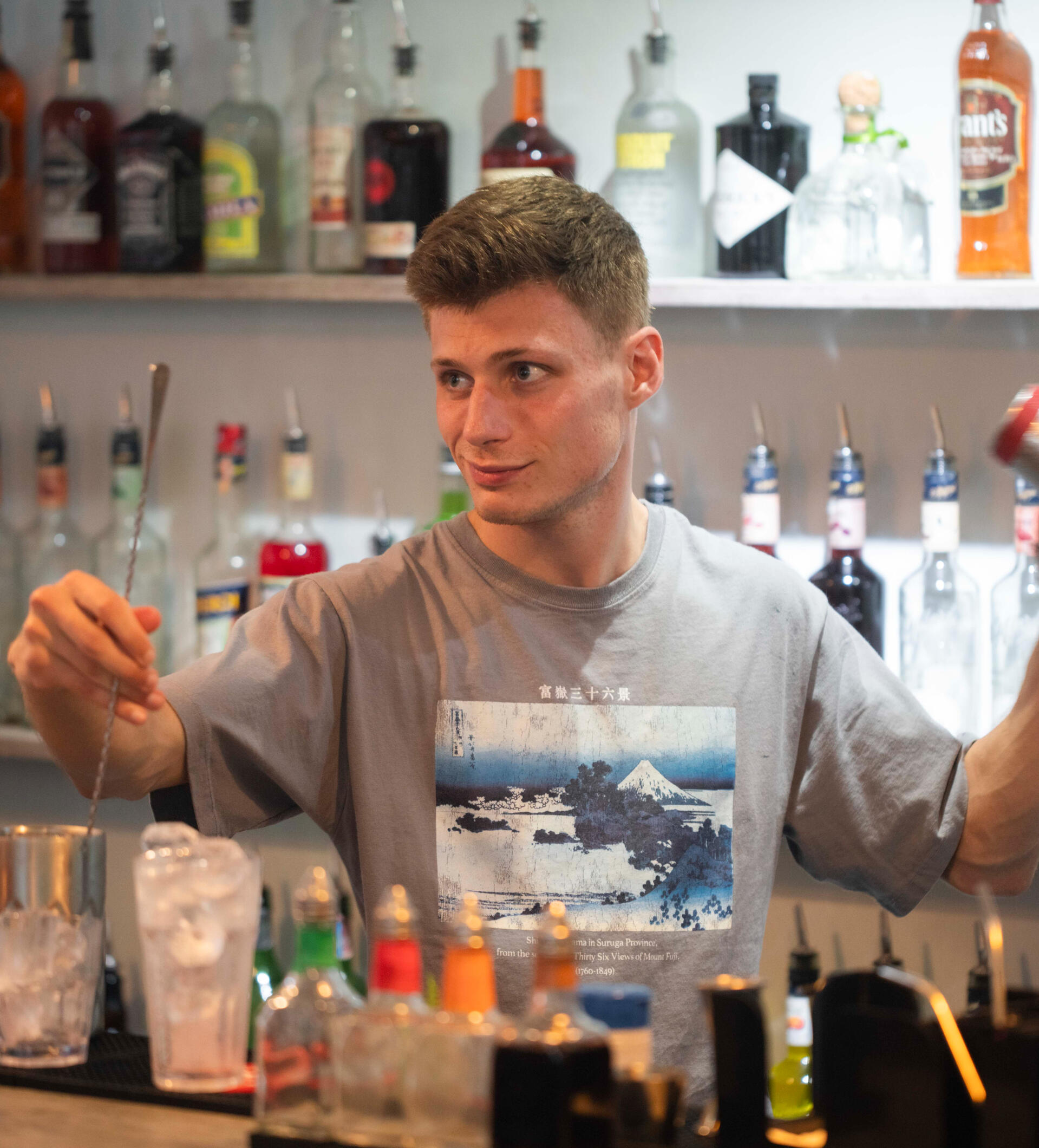 Stijlvolle mobiele cocktailbar van De Cocktail Shaker tijdens een bruiloft op locatie in Zuid-Holland.