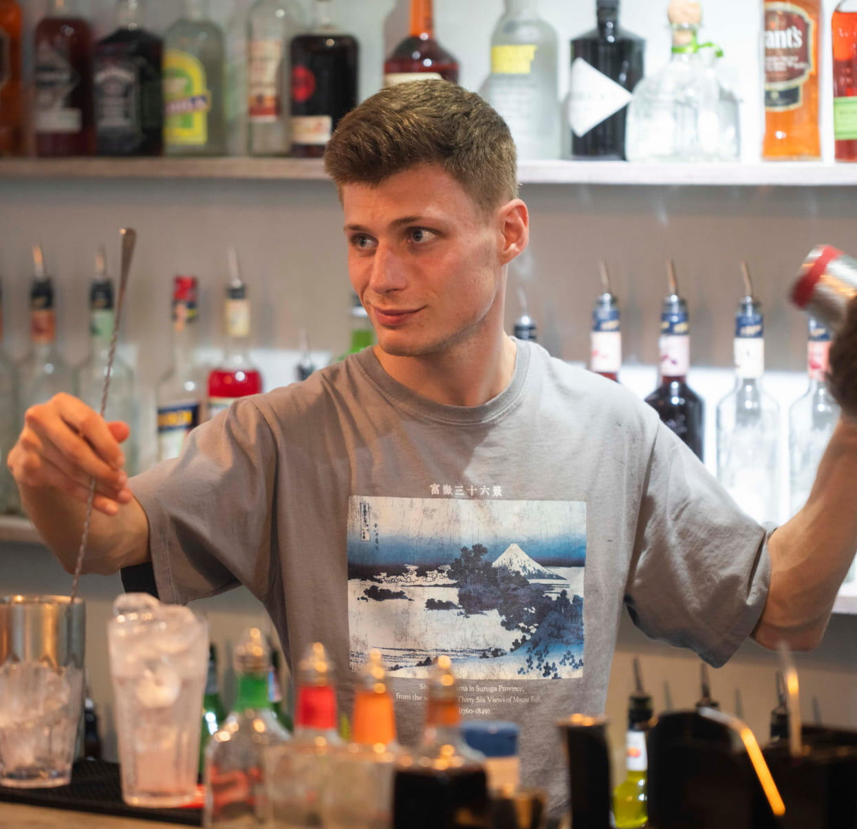 Cocktails op je bruiloft of tuinfeest Stijlvolle mobiele cocktailbar van De Cocktail Shaker tijdens een bruiloft op locatie in Zuid-Holland.