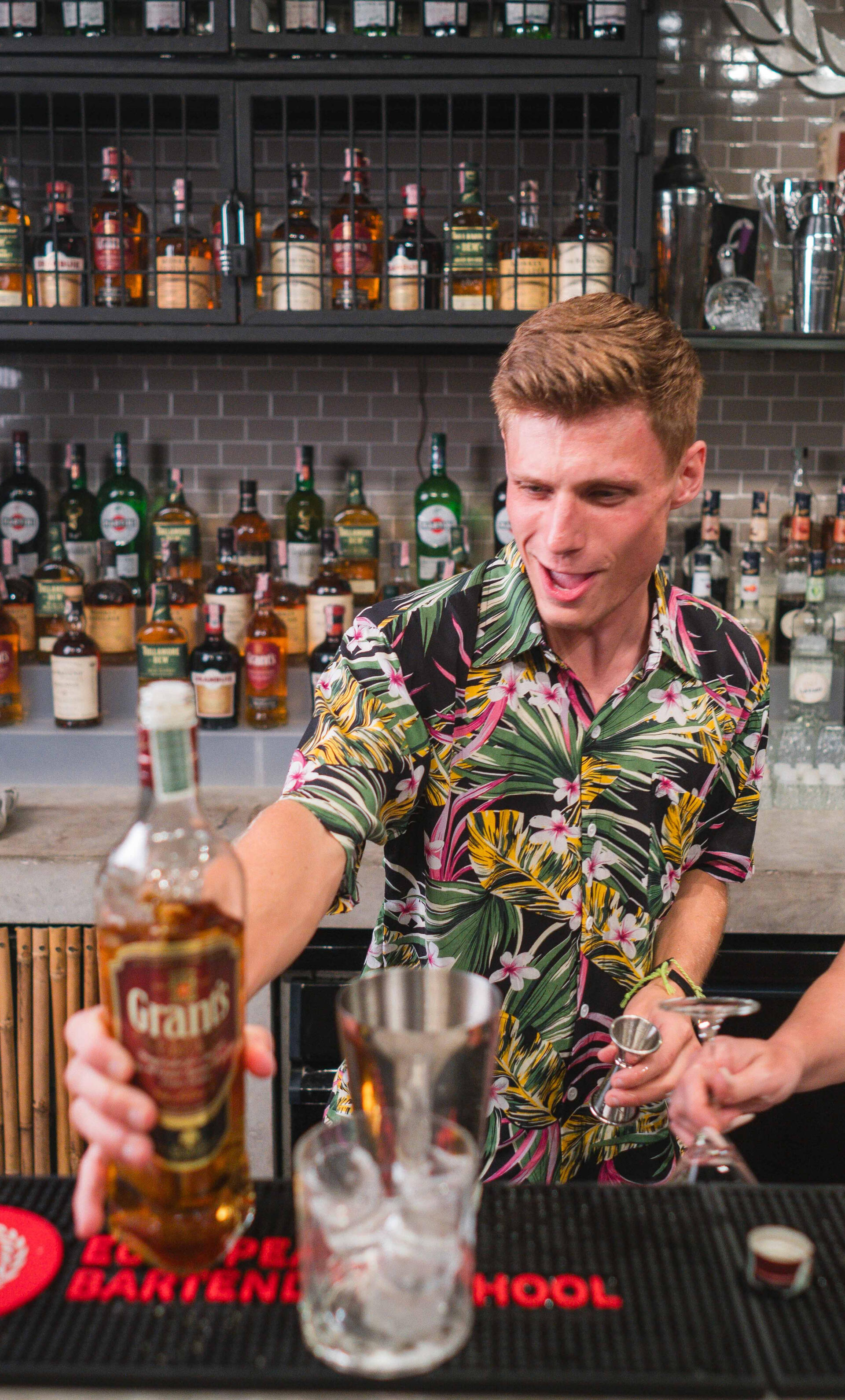Professionele bartender bereidt verse cocktails voor een bedrijfsborrel in de regio Rotterdam.