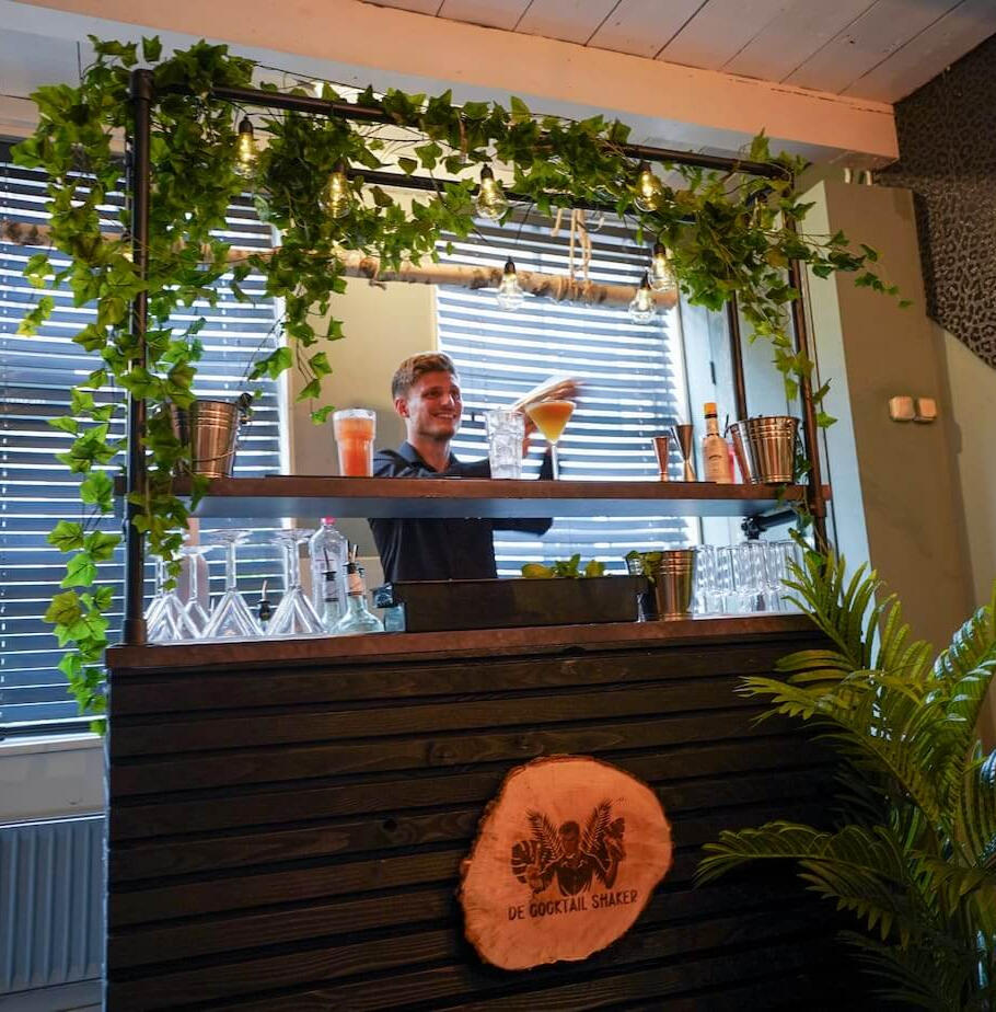 De Cocktail Shaker op locatie in Zuid-Holland Professionele bartender bereidt verse cocktails voor een bedrijfsborrel in de regio Rotterdam.