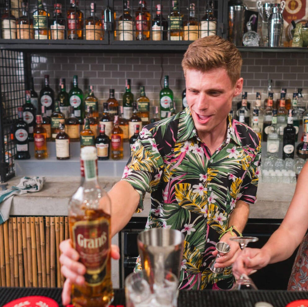 De Cocktail Shaker op locatie in Zuid-Holland Professionele bartender bereidt verse cocktails voor een bedrijfsborrel in de regio Rotterdam.