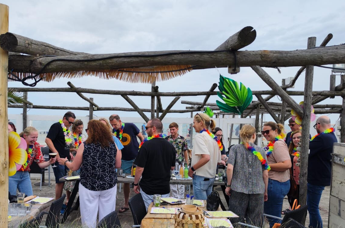 Bartender van De Cocktail Shaker geeft uitleg tijdens een interactieve cocktail workshop op locatie.