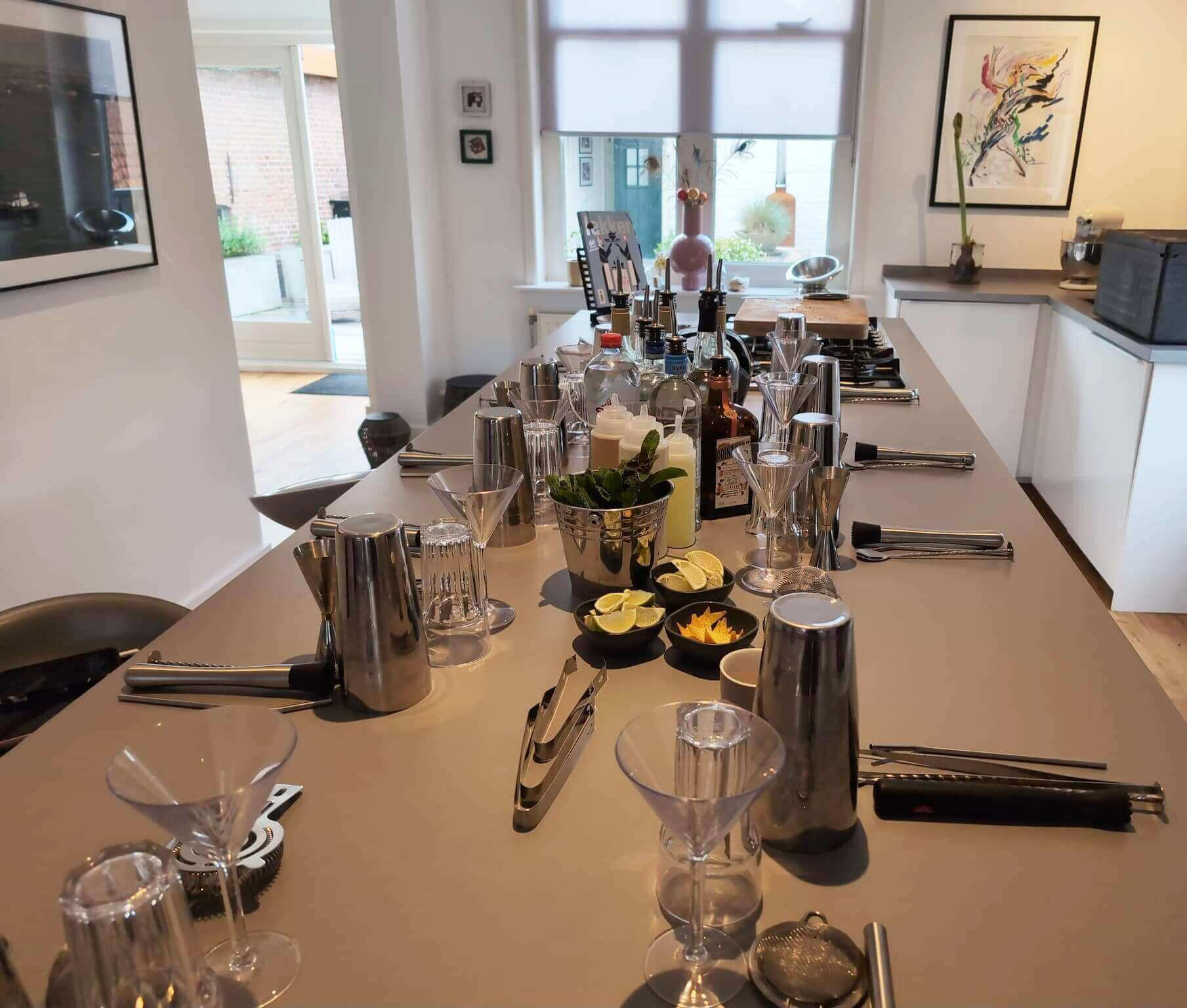 Cocktailworkshop thuis in Rotterdam: Eigen shaker-stations klaar voor gebruik op keukenblad Hét moment waarop je groep aan de slag gaat. Met mijn volledige uitrusting staan hier kant-en-klare 'stations', zodat iedereen comfortabel zijn eigen creaties kan shaken in de gezellige sfeer van je eigen huis.
